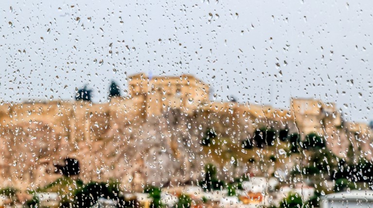 Καιρός: Ξανά φθινοπωρινό το σκηνικό με "βουτιά" του υδράργυρου και καταιγίδες - Ποιες περιοχές θα χτυπηθούν
