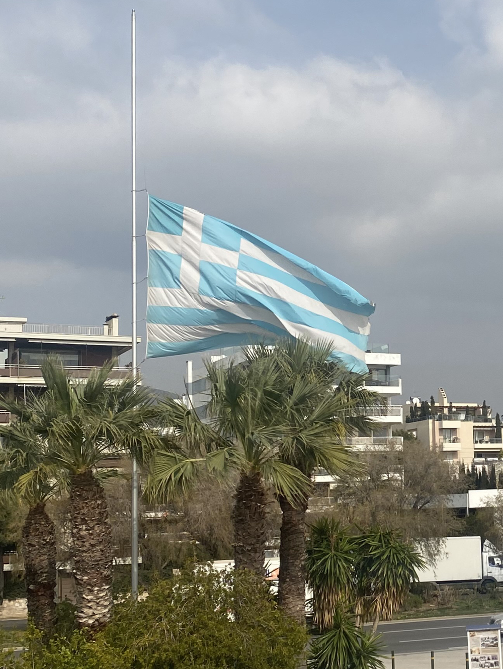 O Δήμος Βάρης, Βούλας, Βουλιαγμένης συμμετέχει στο Εθνικό Πένθος για το τραγικό σιδηροδρομικό δυστύχημα στα Τέμπη