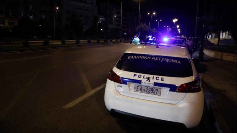 Αιγάλεω: Πατέρας μαχαίρωσε την κόρη του στον λαιμό – Τα 2 σενάρια που εξετάζουν οι Αρχές