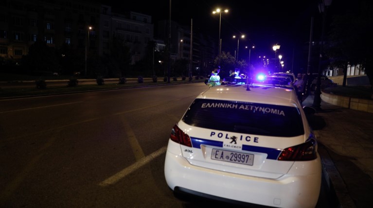 Πανικός στο Αιγάλεω: Μεθυσμένος οδηγός φορτηγού έπεσε πάνω σε έξι σταθμευμένα οχήματα