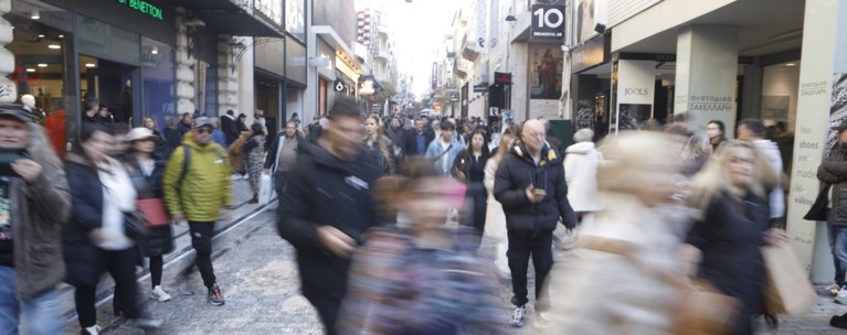 Σε ισχύ ο μηδενικός φόρος για τους νέους εργαζόμενους – Πόσο ωφελούνται στην πράξη [παραδείγματα]
