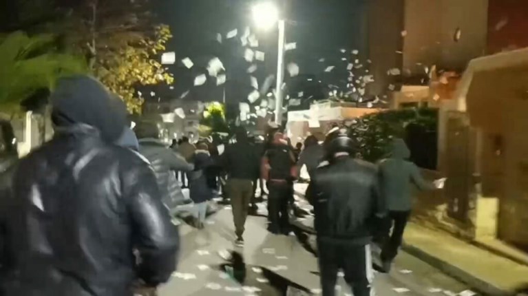 Άλιμος: Τρικάκια και συνθήματα από τον Ρουβίκωνα στο σπίτι του ιδιοκτήτη εταιρείας διοργάνωσης συναυλιών