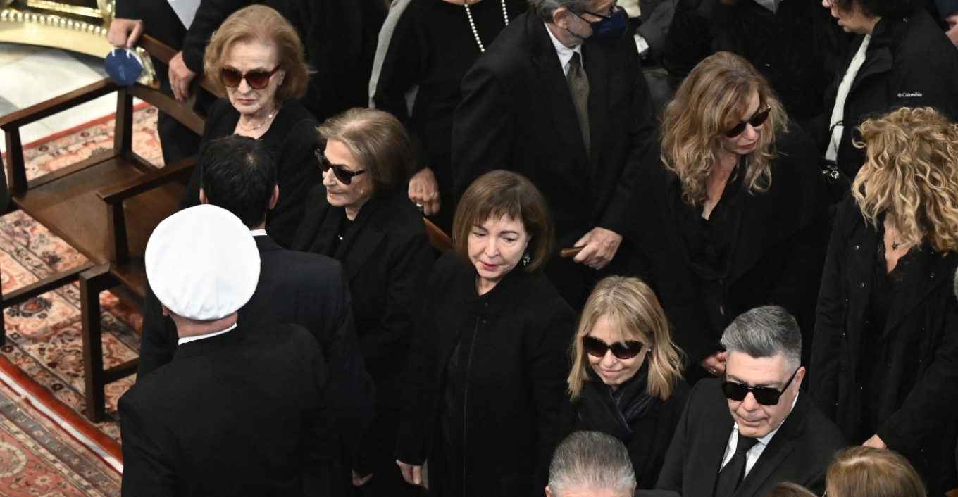  Η Δάφνη Σημίτη στη Μητρόπολη Αθηνών με τις κόρες της Μαριλένα και Φιόνα - Δείτε φωτογραφίες