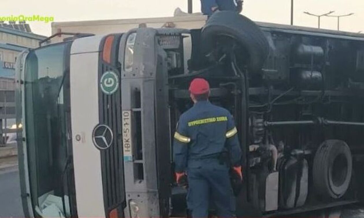 Ανατροπή νταλίκας στον Κηφισό - Μποτιλιάρισμα στο ρεύμα προς Πειραιά, στο ύψος Δυρραχίου