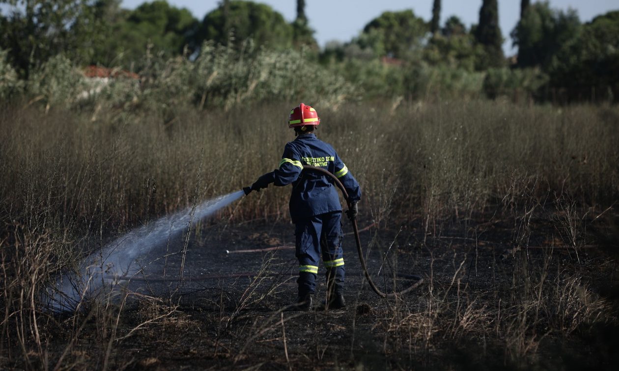 Οριοθετήθηκε άμεσα φωτιά στον Μαραθώνα – Καίει σε χαμηλή βλάστηση