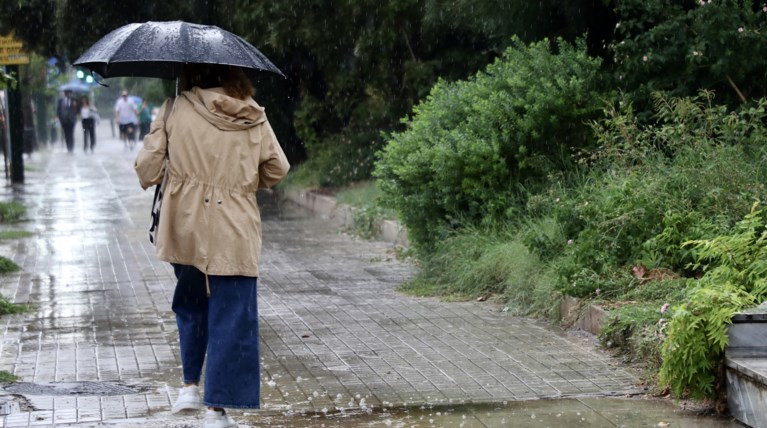 Καιρός: Νοτιάδες, σκόνη και βροχές - Οι περιοχές που θα βρεθούν στο επίκεντρο των καταιγίδων
