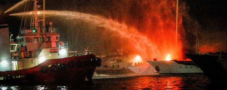 Μαρίνα Ζέας: Παρανάλωμα 3 πολυτελή γιοτ - 10 απεγκλωβισμοί από το λιμενικό, ένας πυροσβέστης στο νοσοκομείο [εικόνες]
