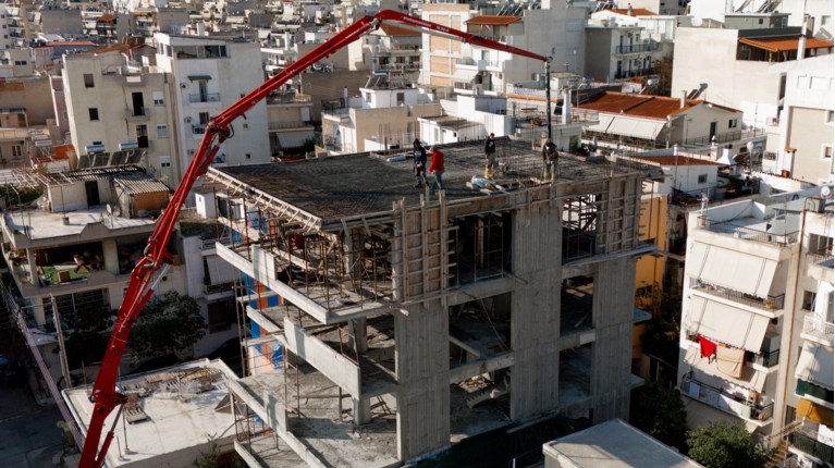 Στον πάγο ο ΦΠΑ στα νεόδμητα ακίνητα μέχρι τέλος του 2026 - Προς κατάργηση οδεύει ο φόρος