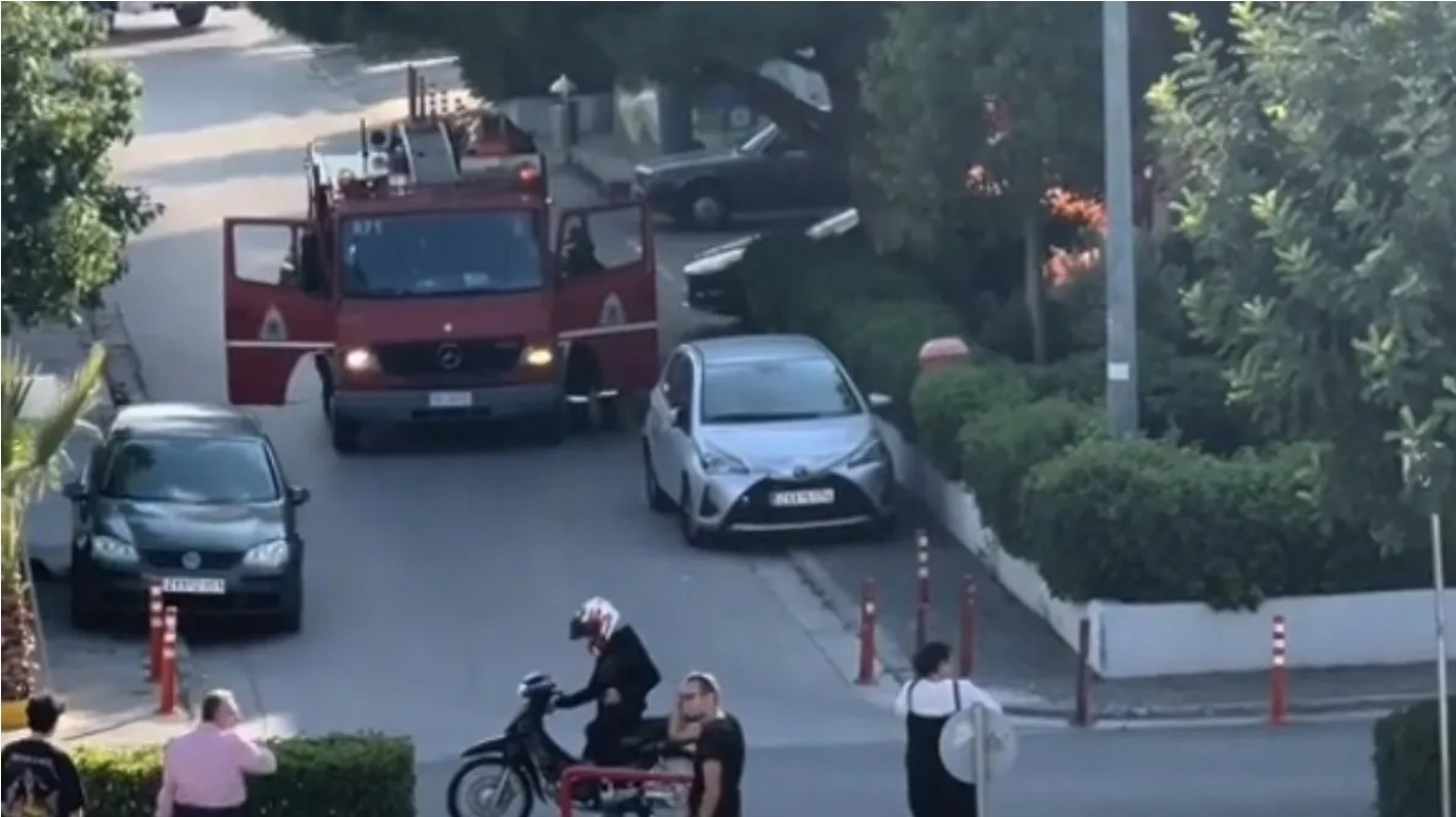 Ηλεκτρικό αυτοκίνητο έπιασε φωτιά ενώ φορτιζόταν σε πάρκινγκ σούπερ μάρκετ (video)