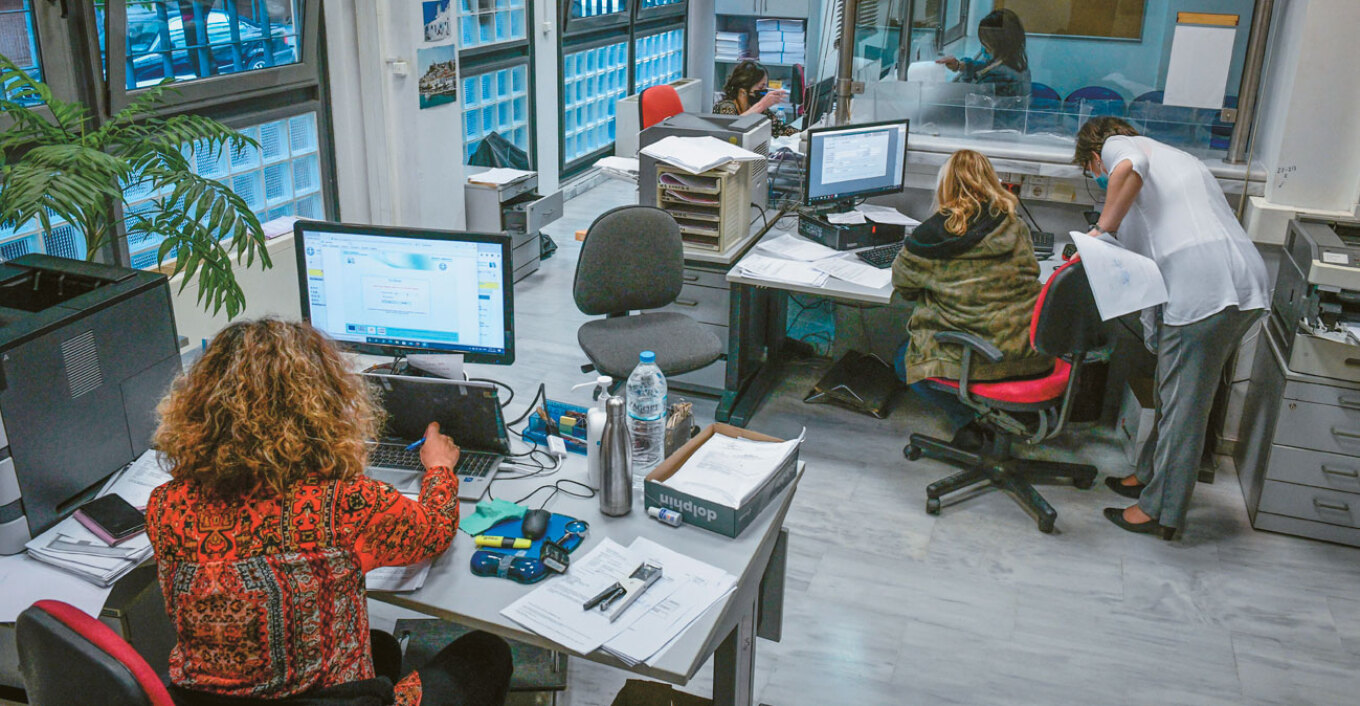 Έρχεται μπόνους δύο μισθών σε 30.000 υπαλλήλους Δημοσίου και ΟΤΑ
