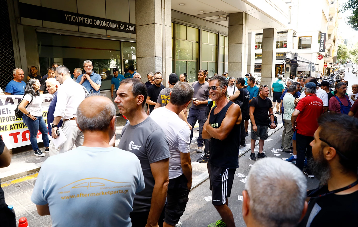«Tαφόπλακα για τα συνεργεία το “Ψηφιακό Πελατολόγιο”» – Συγκέντρωση του κλάδου στο υπουργείο Οικονομικών