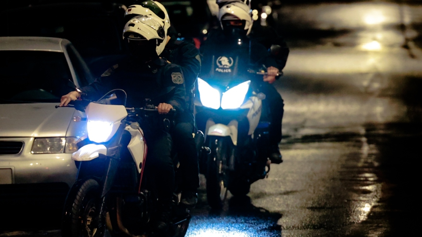 Θρίλερ για 22χρονη στο Περιστέρι - Ένας 27χρονος την έβαλε με βία στο αμάξι του και πήγε να την πνίξει με την τσάντα της