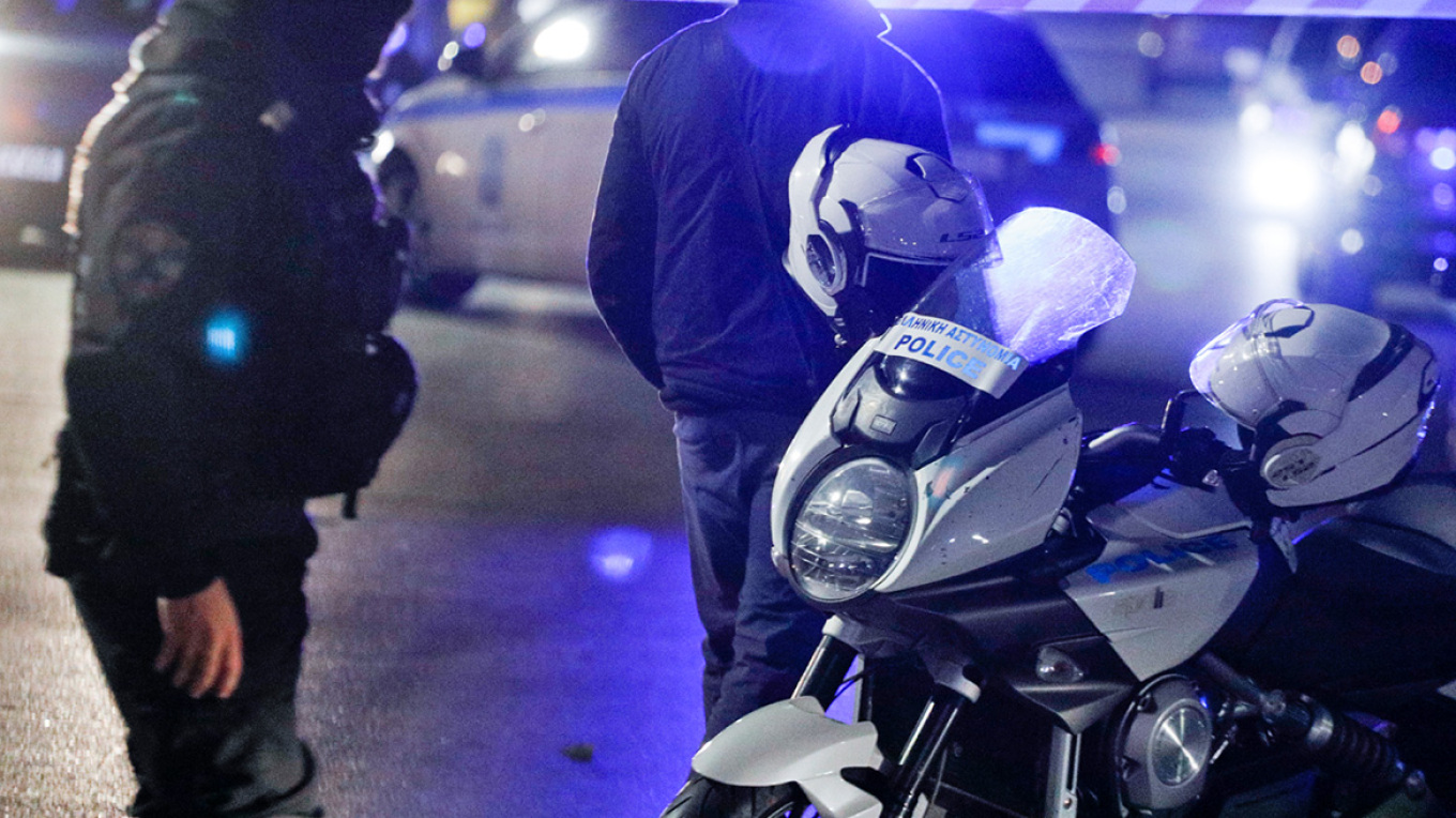 Μετωπική σύγκρουση ΙΧ με μοτοσικλετιστές της ΔΙΑΣ στα Λιόσια - Σε σοβαρή κατάσταση ο ένας