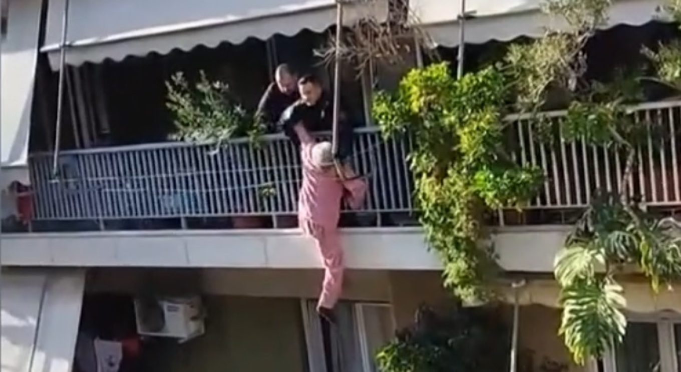 Hλικιωμένη κρεμόταν μισή ώρα από μπαλκόνι στα Κάτω Πατήσια