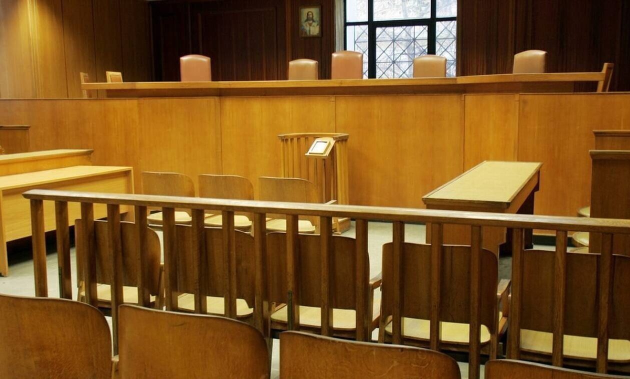 Μήνυση σε βάρος γνωστού τράπερ για ξυλοδαρμό