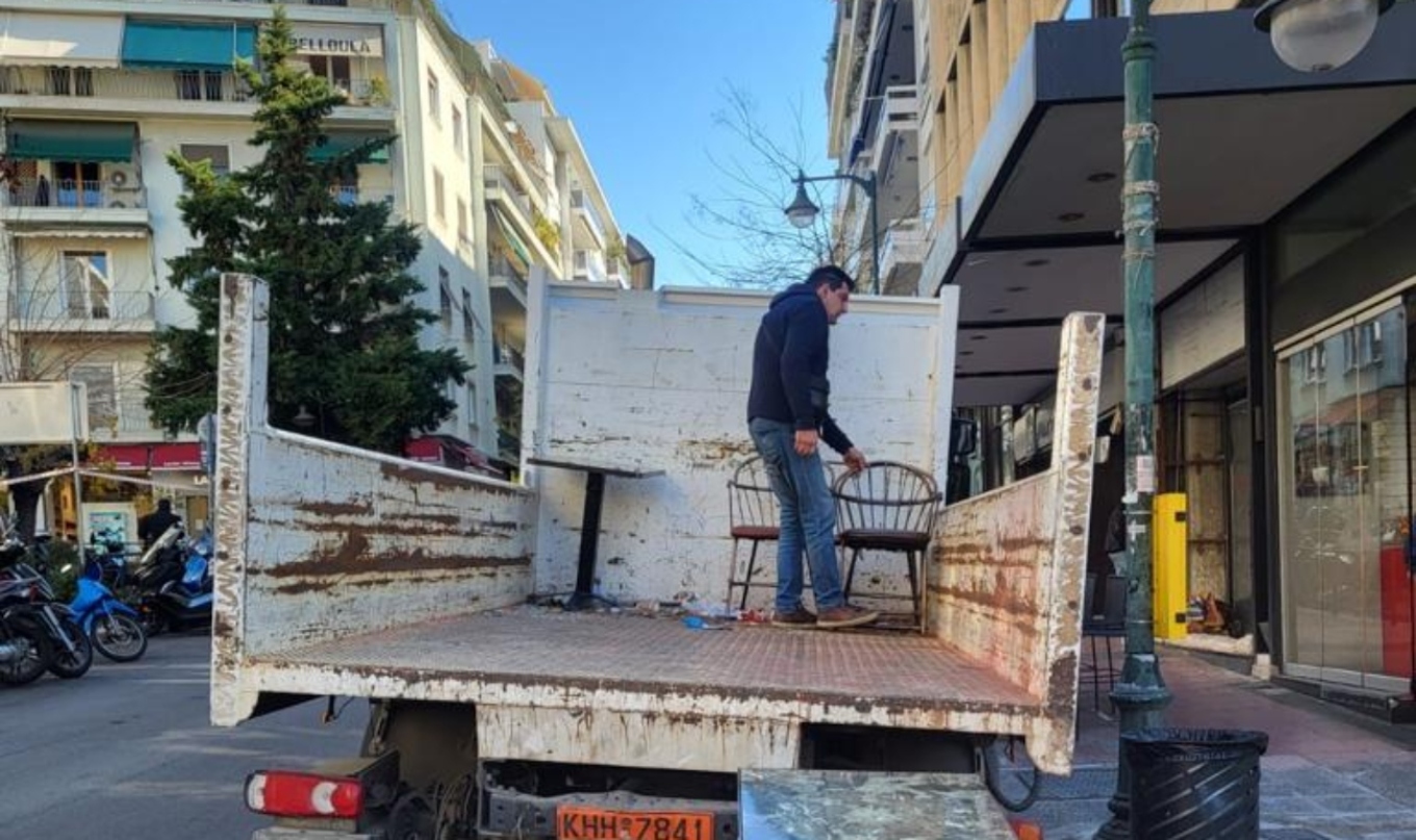 Ο Δήμος Αθηναίων απομακρύνει τραπεζοκαθίσματα για περισσότερο ελεύθερο χώρο στους πεζούς - Δείτε φωτογραφίες