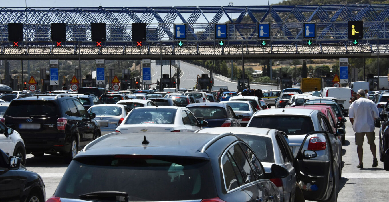 Μεγάλη ταλαιπωρία για τους οδηγούς στην Αθηνών-Κορίνθου λόγω της φωτιάς στο βυτιοφόρο - Δείτε βίντεο