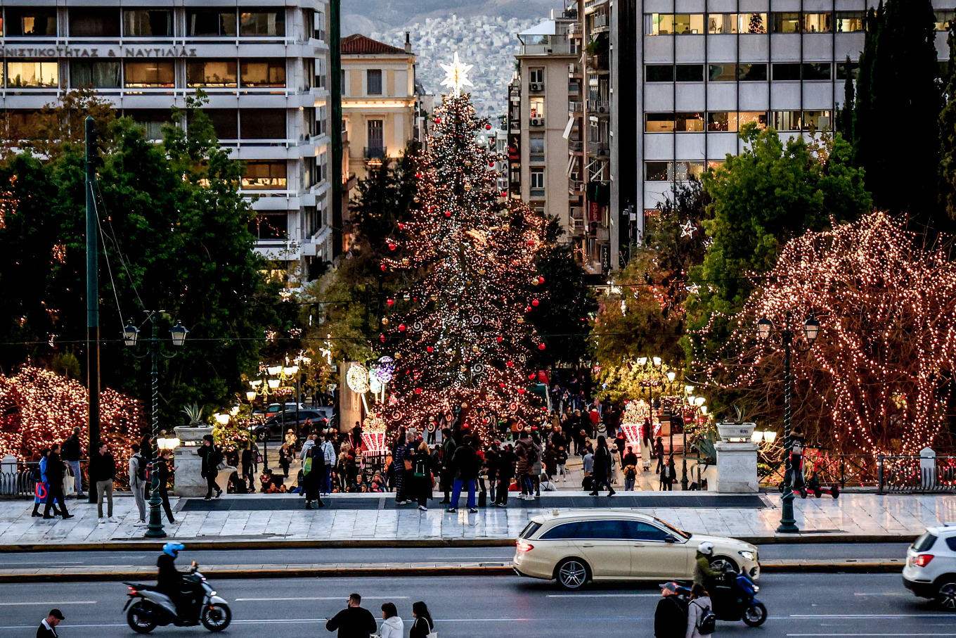 Δώρο Χριστουγέννων 2025: Πώς υπολογίζεται, πότε καταβάλλεται και ποιοι το δικαιούνται