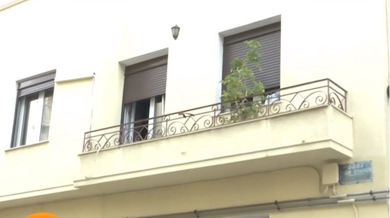 Τρόμος για νεαρές γυναίκες στα Πετράλωνα: Σκαρφάλωσε από το μπαλκόνι και προσπάθησε να τις βιάσει 