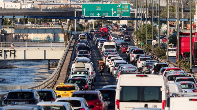 Στο "κόκκινο" η κίνηση στους δρόμους: Απέραντο πάρκινγκ ο Κηφισός, κλειστή η Αττική Οδός προς αεροδρόμιο