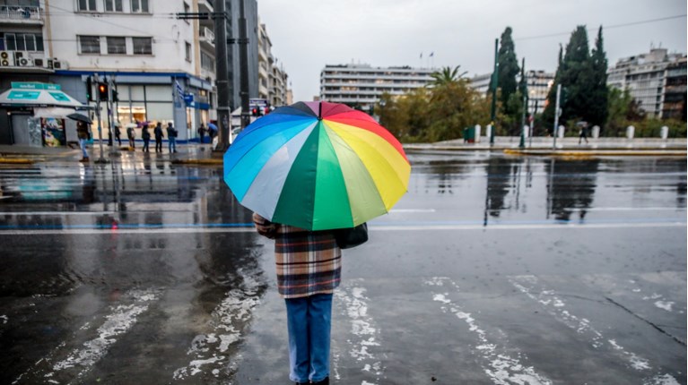 Καιρός: Ανεβαίνει η θερμοκρασία, αλλά συνεχίζονται οι τοπικές βροχές, οι καταιγίδες και οι θυελλώδεις άνεμοι