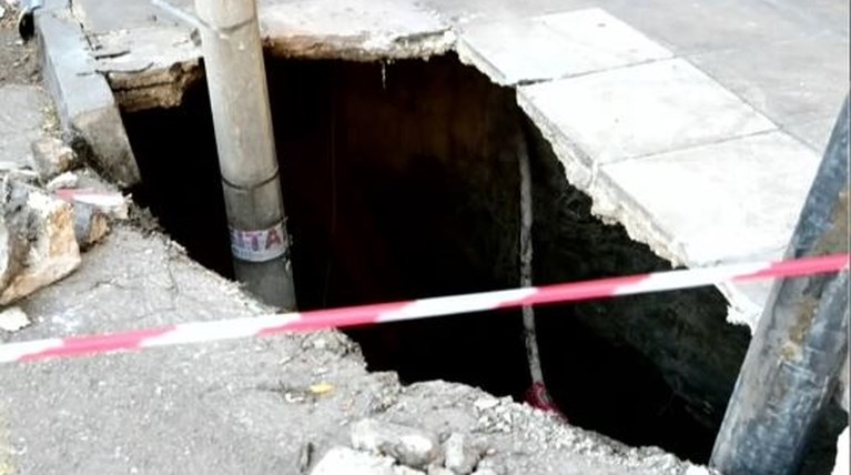 Καθίζηση εδάφους στο Παγκράτι: Ανοιξε "κρατήρας" πλάτους 3 μέτρων, προσήχθη 52χρονος μηχανικός