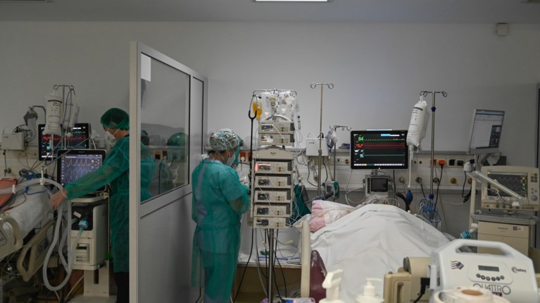 Σε έξαρση ο κορονοϊός: Πάνω από 100 εισαγωγές την ημέρα στα νοσοκομεία - Τι πρέπει να κάνουν οι ομάδες υψηλού κινδύνου