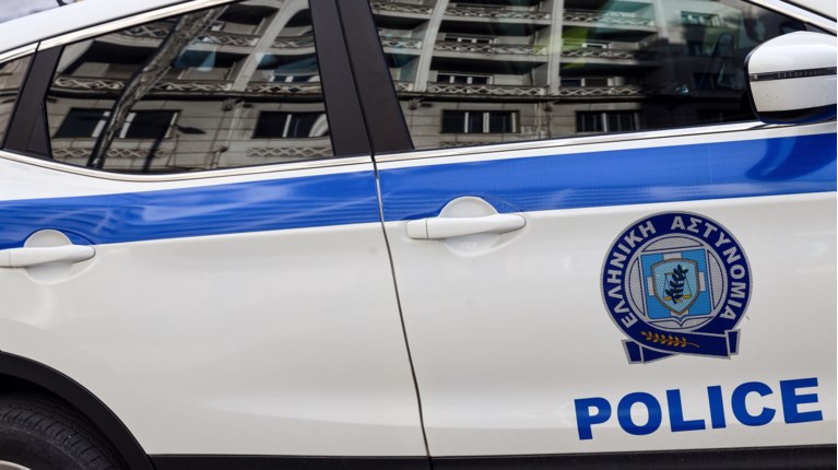 Σεσημασμένος απατεώνας μαζί με υπάλληλο της Τροχαίας "πουλούσαν" άδειες οπλοφορίας, οικόπεδα και… αυτοκίνητα