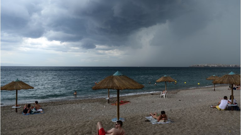 Από καύσωνας... φθινόπωρο: Ακραία αλλαγή με μπουρίνια και πτώση της θερμοκρασίας - Πού θα εκδηλωθούν σήμερα καταιγίδες