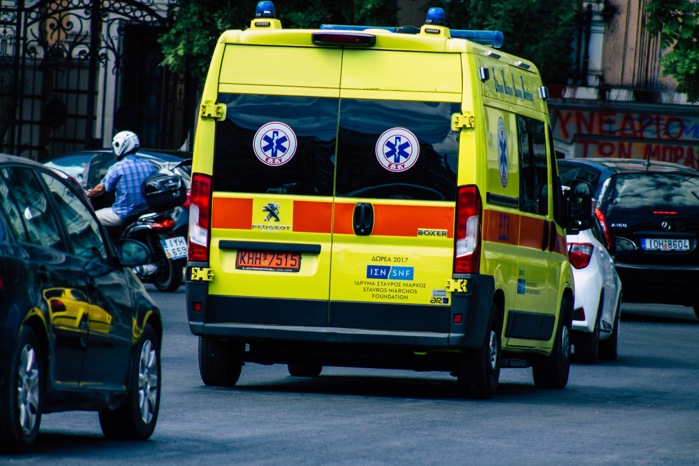 Κατέληξε η 32χρονη που παρασύρθηκε από μοτοσικλέτα στη Λ. Αθηνών - Σοβαρά τραυματισμένη μια 23χρονη