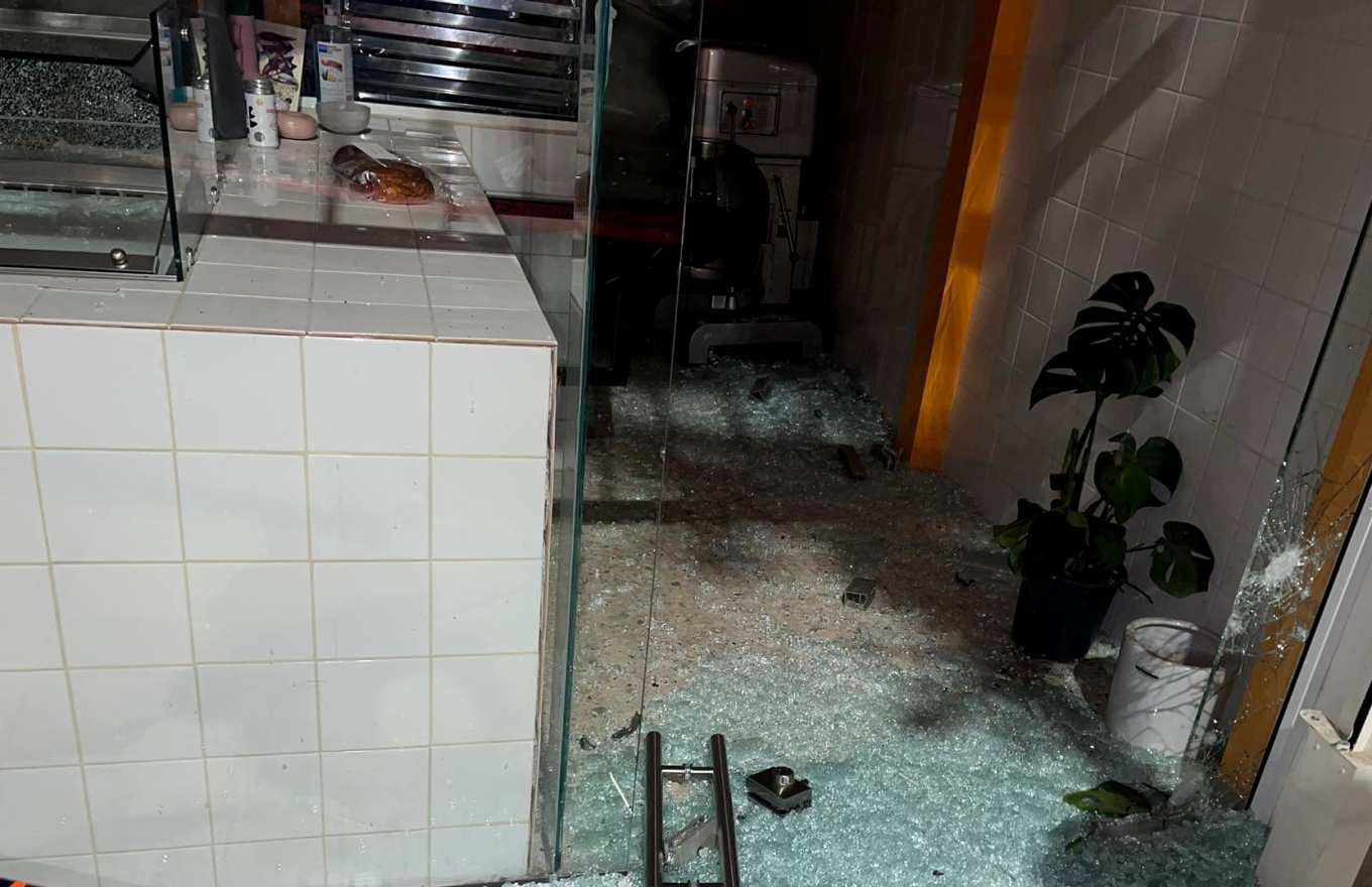 Έκρηξη σε ζαχαροπλαστείο στο Παγκράτι - Άγνωστοι πέταξαν χειροβομβίδα (φωτογραφίες)