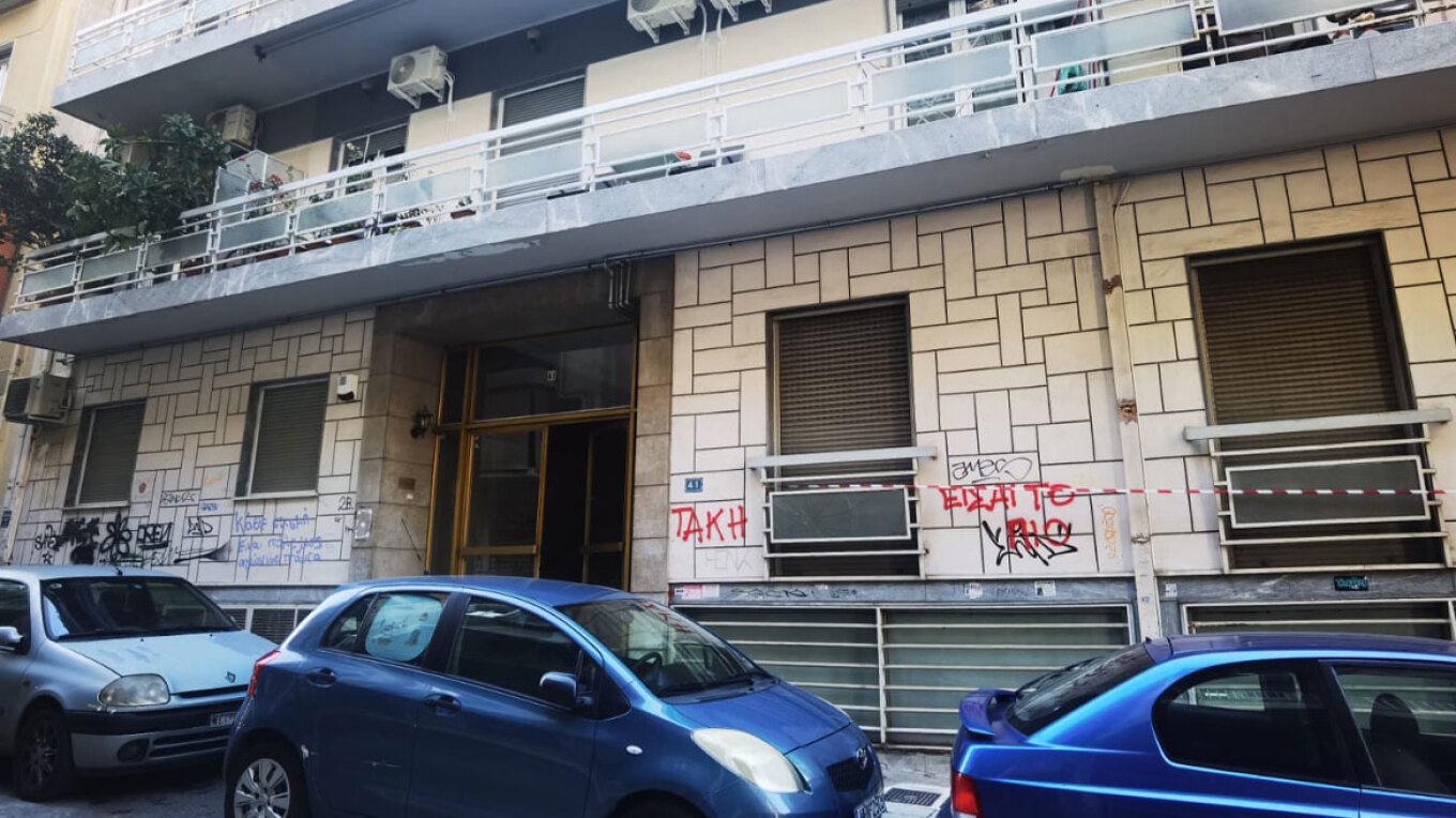 Θρίλερ στα Εξάρχεια: Γυναίκα βρέθηκε νεκρή, θέλαμε να αυτοκτονήσουμε και οι δύο, είπε ο σύντροφός της