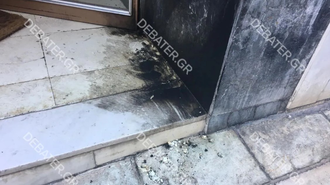 Εμπρησμός σε πολυκατοικία όπου διαμένει αστυνομικός – Βίντεο ντοκουμέντο του DEBATER