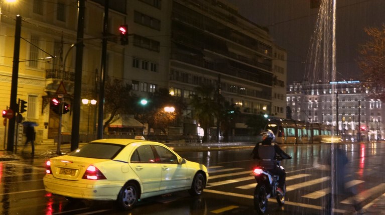 Κερατσίνι: Γυναίκα εντοπίστηκε ημίγυμνη και χωρίς τις αισθήσεις της σε ταξί – Προσήχθη ο οδηγός