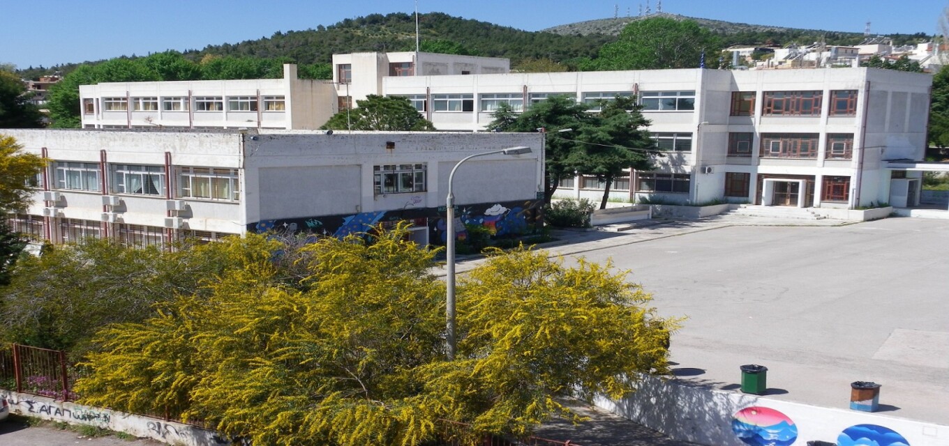 Χειροπέδες σε τρεις ανήλικους στο Περιστέρι που εισέβαλαν σε σχολείο και απείλησαν τον διευθυντή