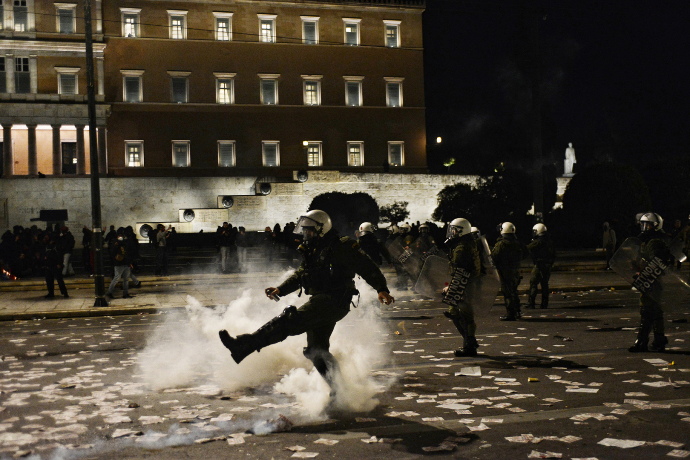 Η ανακοίνωση της ΕΛΑΣ για τα επεισόδια στο Σύνταγμα: 30 προσαγωγές, επτά συλλήψεις και τρεις αστυνομικοί τραυματίες