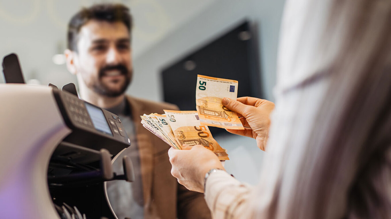 Έρχεται η προπληρωμένη κάρτα επιδομάτων – Τι πρέπει να κάνουν 1 εκατ. δικαιούχοι