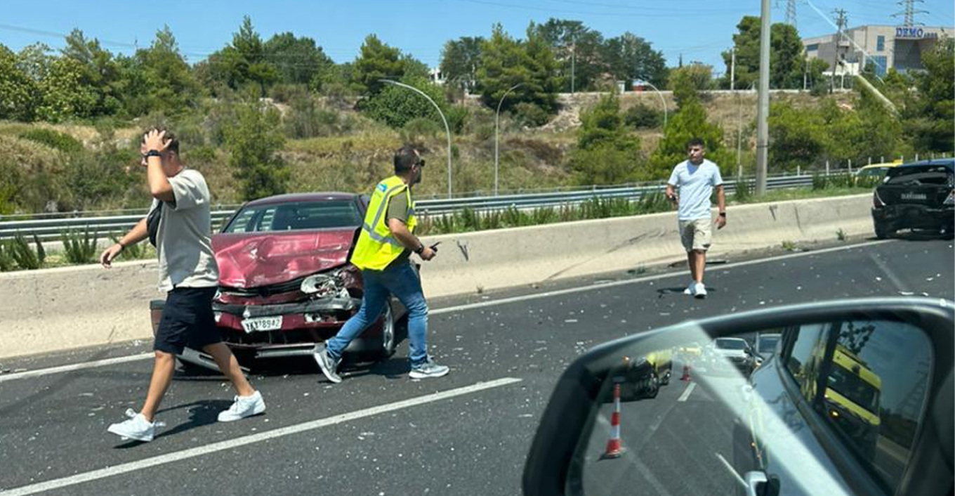 Καραμπόλα τεσσάρων αυτοκίνητων στην Αθηνών-Λαμίας στο ύψος του Αγίου Στεφάνου - Δείτε φωτογραφίες