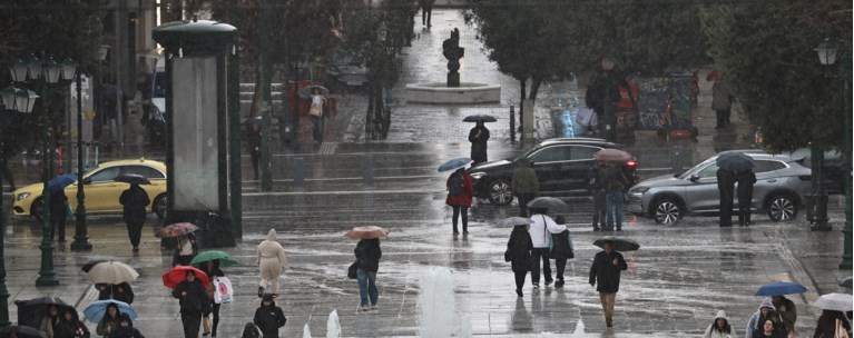 Καιρός: Επιμένουν οι καταιγίδες και οι ισχυροί άνεμοι - Πότε θα υποχωρήσουν τα φαινόμενα