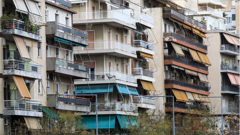 Στο μάτι της εφορίας χιλιάδες υποθέσεις μεταβίβασης ακινήτων με μετρητά - Ελεγχος και σε γονικές παροχές