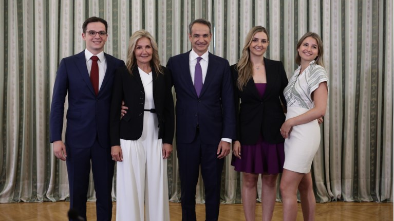 Ορκωμοσία: Μαζί με τη Μαρέβα και τα 3 παιδιά τους στο Προεδρικό Μέγαρο ο Κυριάκος Μητσοτάκης [εικόνες]