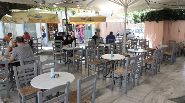Αλαλούμ με τον ΦΠΑ για χυμούς, αναψυκτικά και ενεργειακά ποτά: Άλλος συντελεστής στο κατάστημα, άλλος αν το πάρεις "πακέτο"