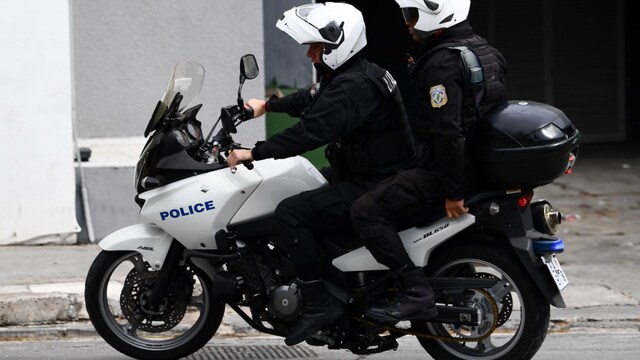 Άγρια καταδίωξη στην Παλλήνη: 43χρονος προσπάθησε να εμβολίσει με το αυτοκίνητο μηχανές της ΔΙΑΣ