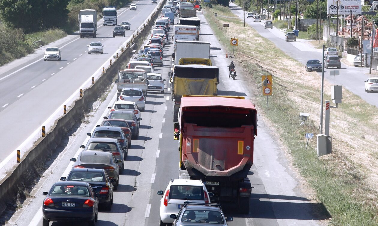 Φορτηγό έπιασε φωτιά κοντά στη Μαλακάσα - Προβλήματα στην κίνηση των οχημάτων
