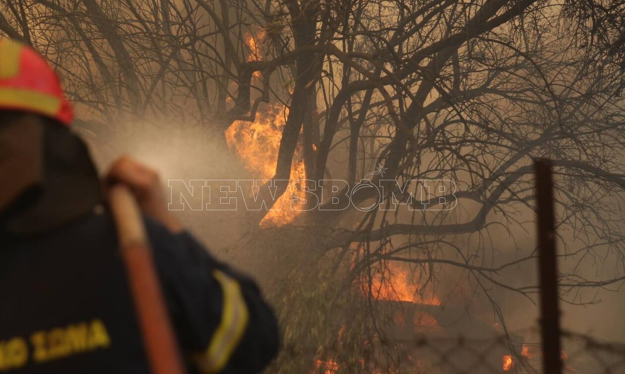 Εκτός ελέγχου οι φωτιές σε Δυτική Αττική και Λουτράκι - Αναζωπύρωση στη Μάνδρα