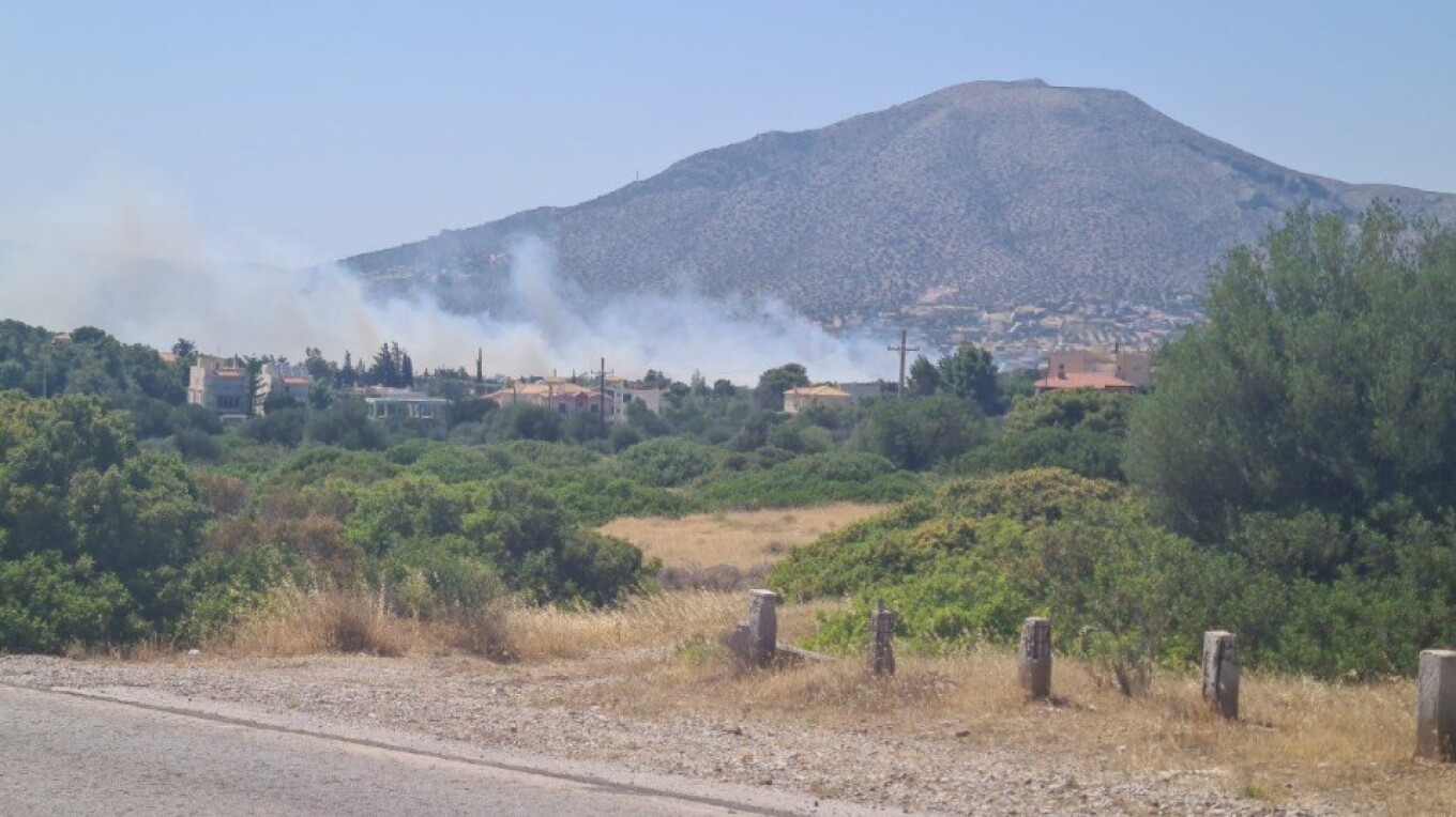 Φωτιά τώρα κοντά σε σπίτια στην Ανάβυσσο - Επιχειρούν 4 αεροσκάφη και 2 ελικόπτερα