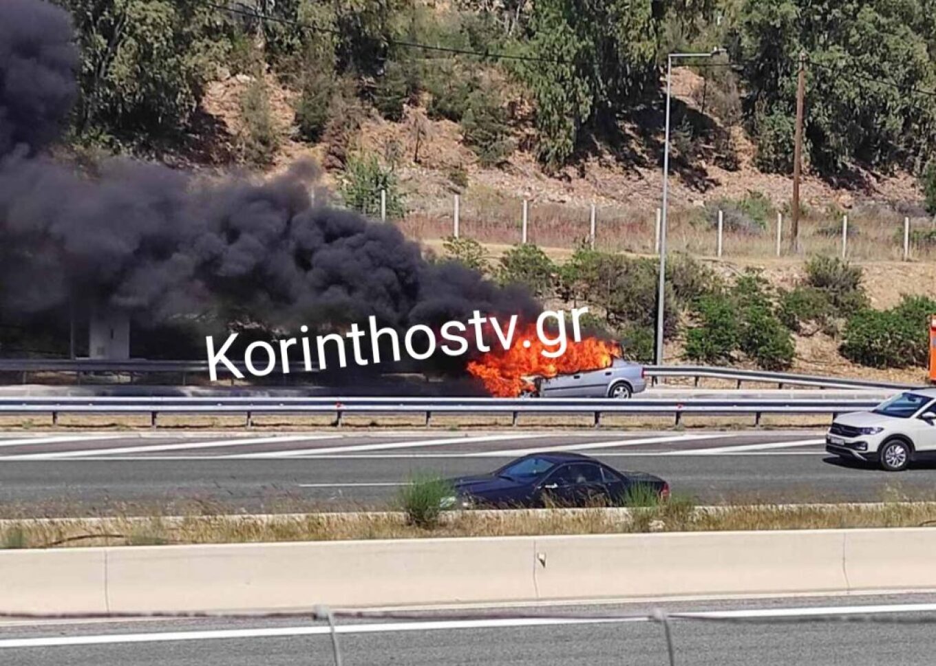 Αυτοκίνητο τυλίχθηκε στις φλόγες στην Αθηνών-Κορίνθου - Δείτε βίντεο