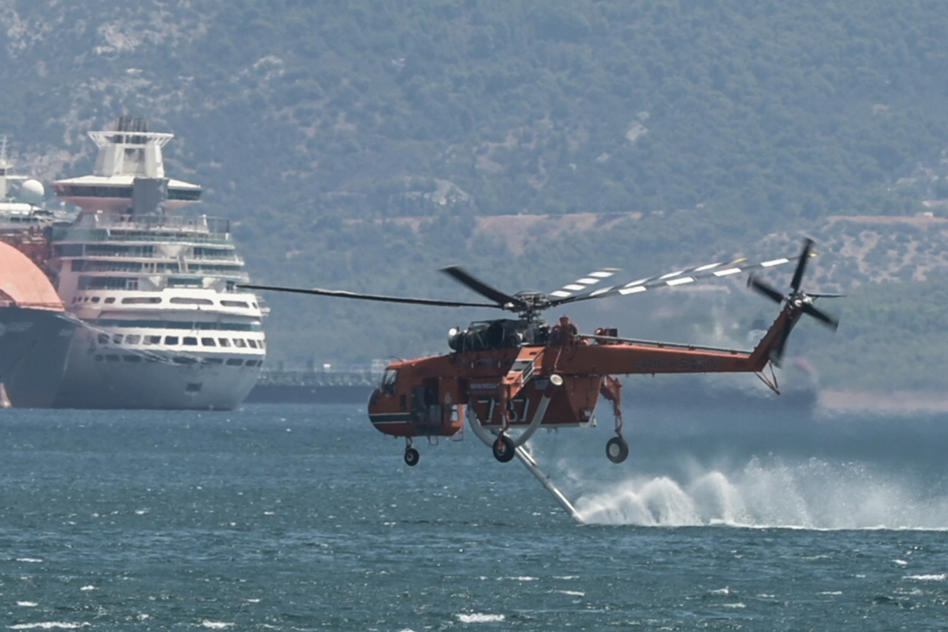 Φωτιά τώρα στην περιοχή ΤΙΤΑΝ Ελευσίνας, σηκώθηκαν δύο ελικόπτερα