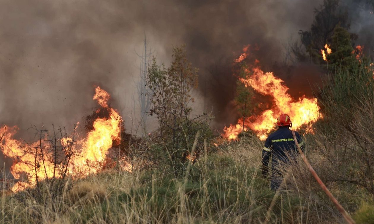 Φωτιά στην Κερατέα – Συνδράμουν και εναέρια μέσα