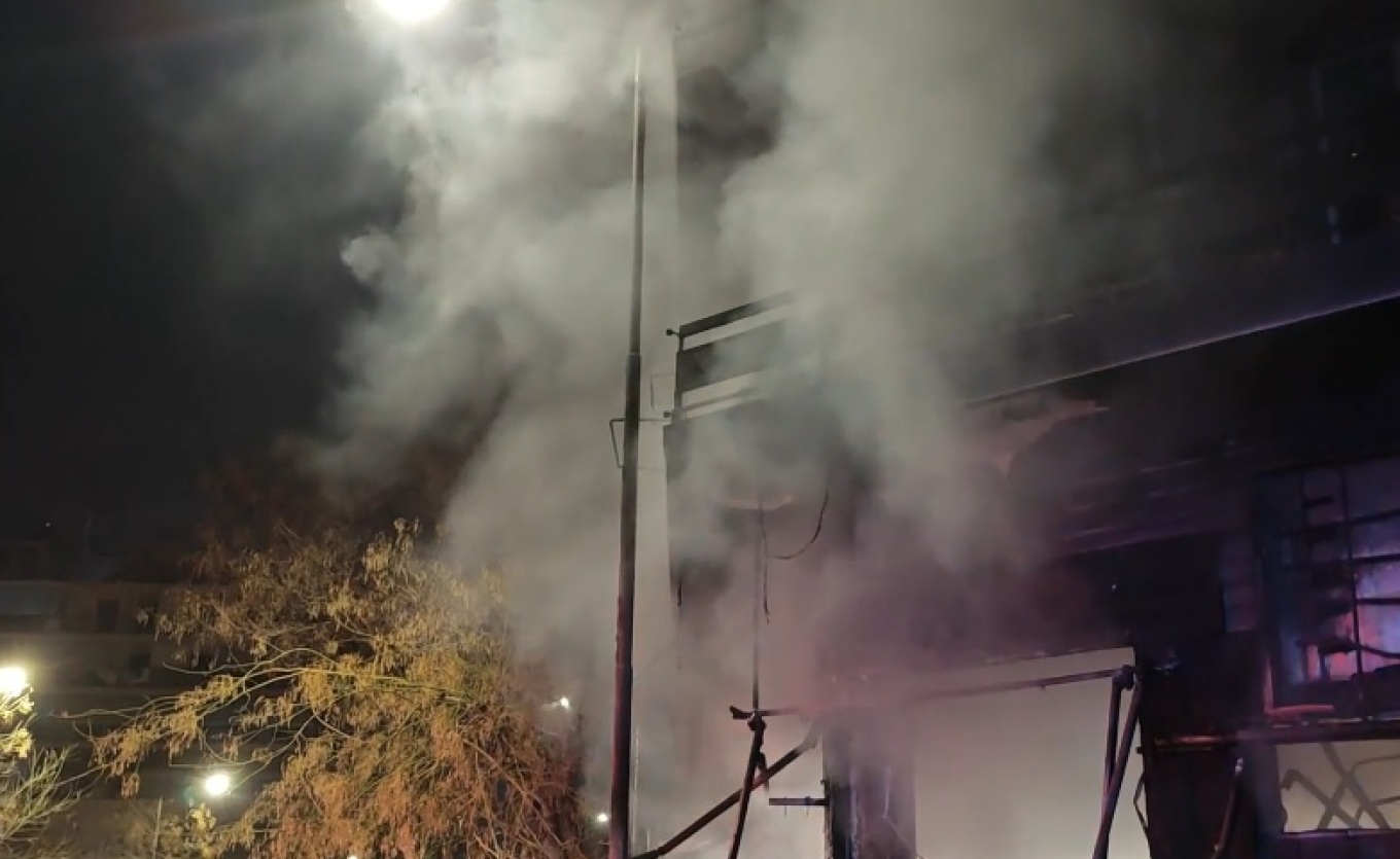 Μεγάλη φωτιά σε φούρνο στον Νέο Κόσμο – Στάχτη έγινε η επιχείρηση, κάηκαν και αυτοκίνητα [βίντεο]